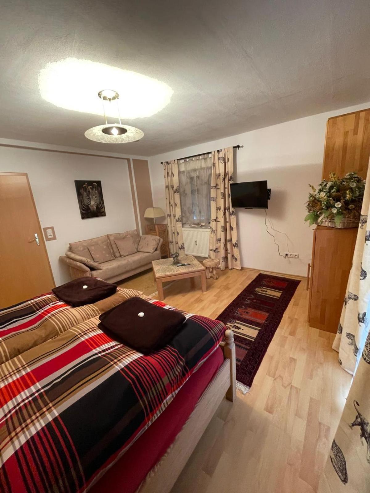 Schoene Ferienwohnung In Bahnhofsnaehe Fuer Urlaub, Studium Oder Arbeit Deggendorf Exterior foto