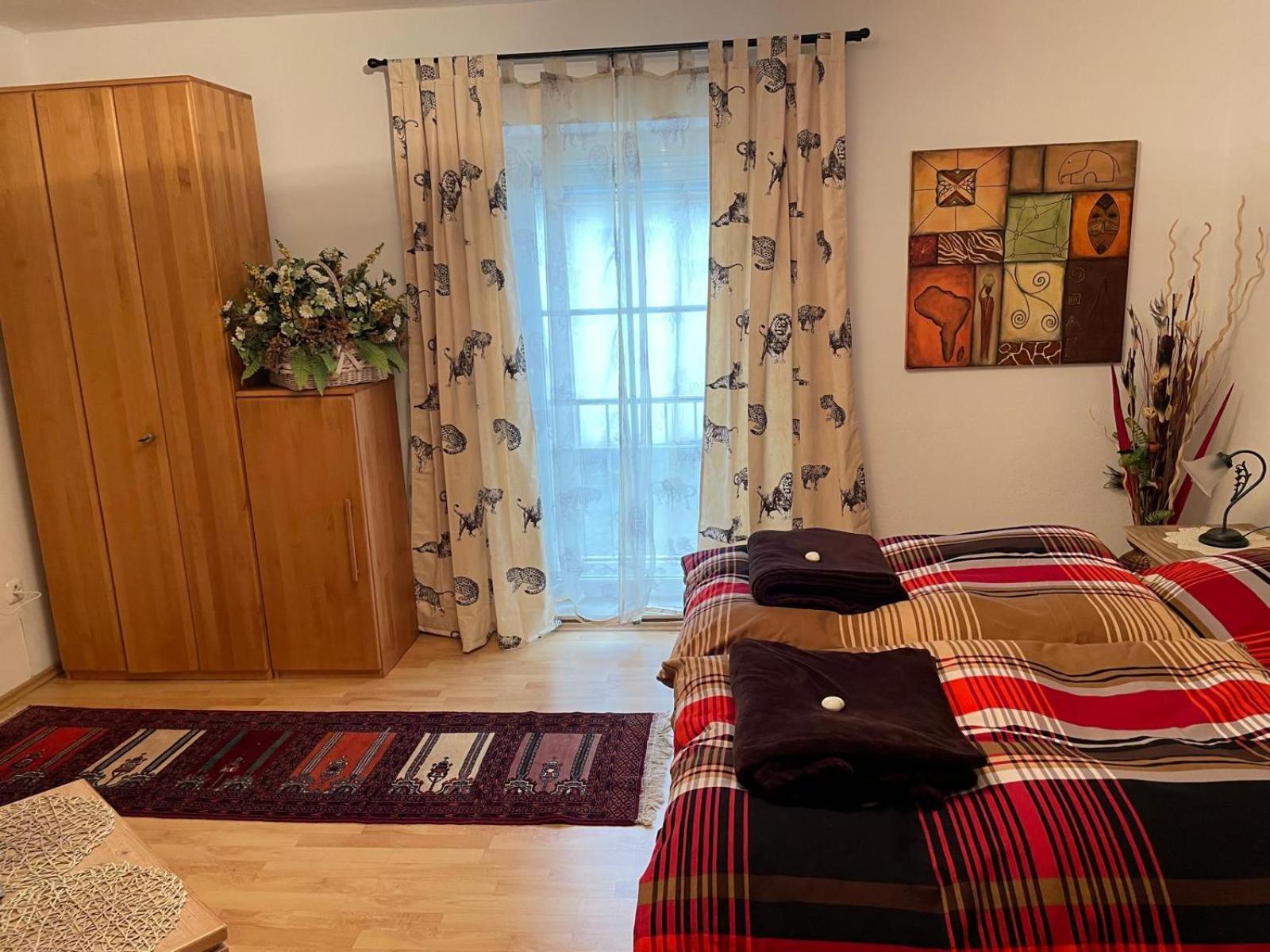 Schoene Ferienwohnung In Bahnhofsnaehe Fuer Urlaub, Studium Oder Arbeit Deggendorf Exterior foto