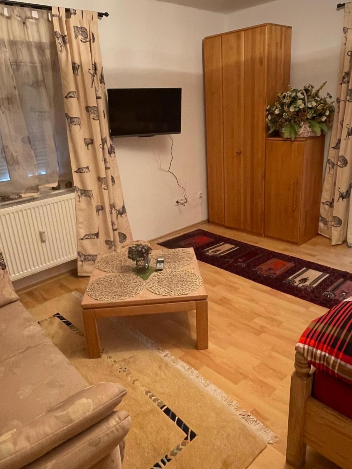 Schoene Ferienwohnung In Bahnhofsnaehe Fuer Urlaub, Studium Oder Arbeit Deggendorf Exterior foto