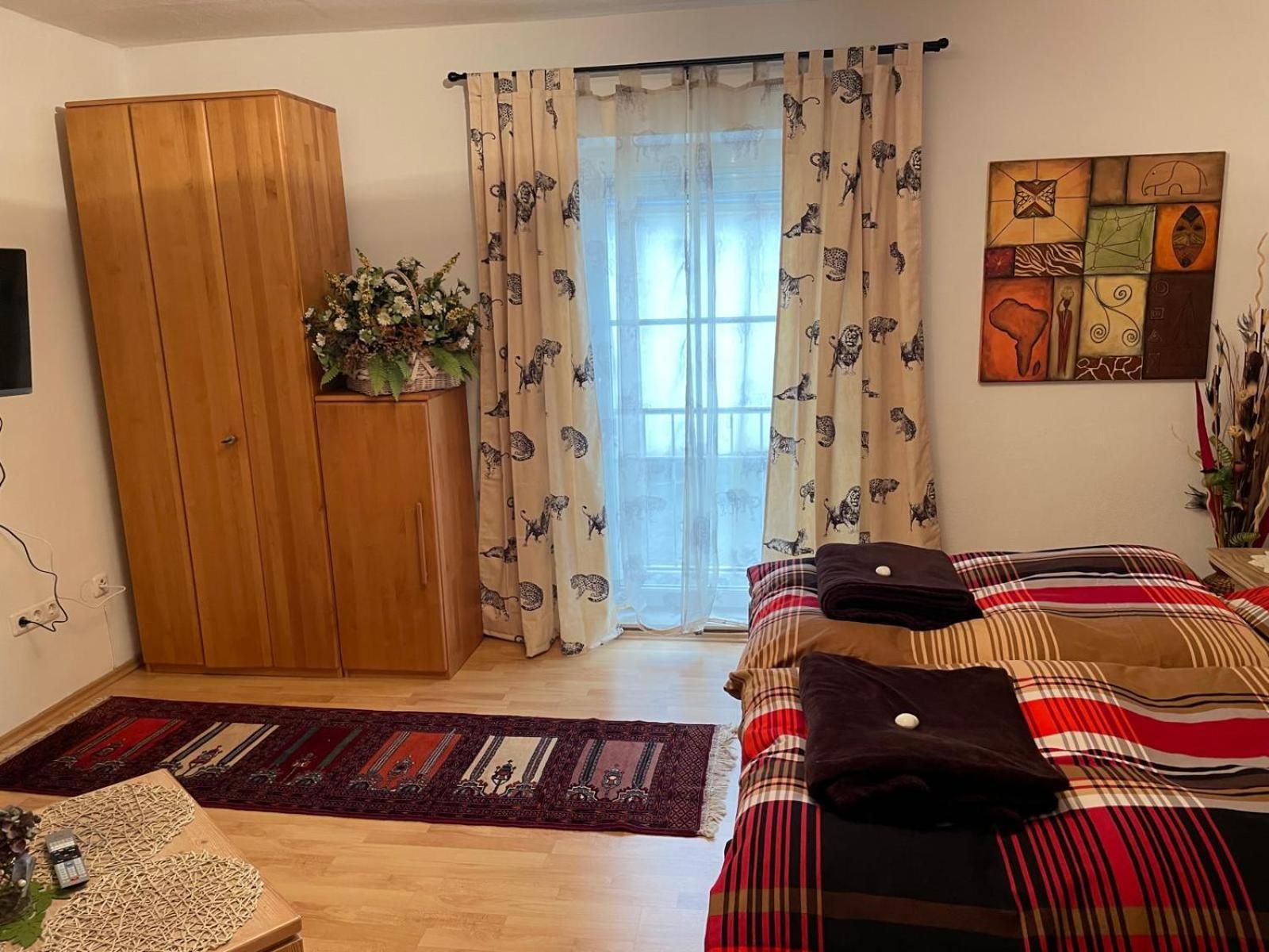 Schoene Ferienwohnung In Bahnhofsnaehe Fuer Urlaub, Studium Oder Arbeit Deggendorf Exterior foto