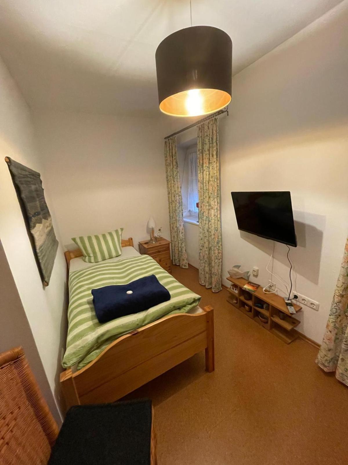 Schoene Ferienwohnung In Bahnhofsnaehe Fuer Urlaub, Studium Oder Arbeit Deggendorf Exterior foto