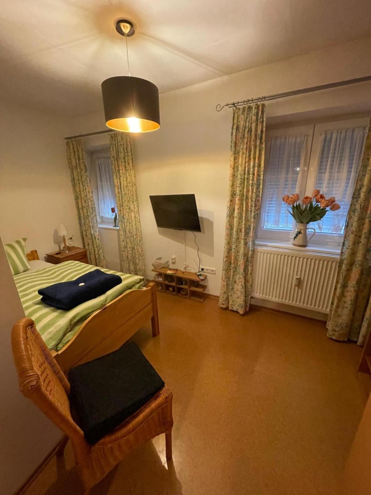Schoene Ferienwohnung In Bahnhofsnaehe Fuer Urlaub, Studium Oder Arbeit Deggendorf Exterior foto